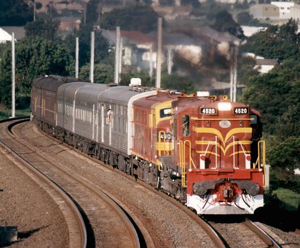 http://www.trainman.id.au/photos/nsw/diesel/45class/4520-4490_CL25_Unanderra_22-2-97.jpg